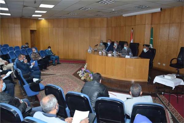 محافظ المنيا خلال اجتماع لجنة البت