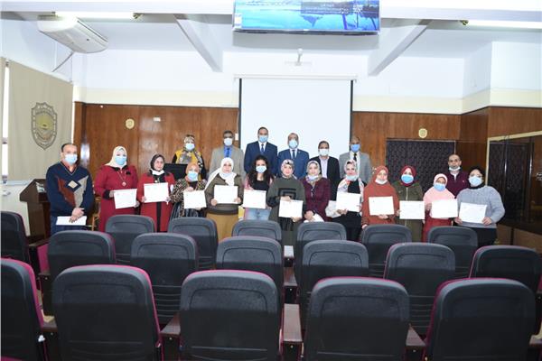 تكريم 17 متدرب في ختام دورة إدارة المكاتبات الرسمية بجامعة سوهاج