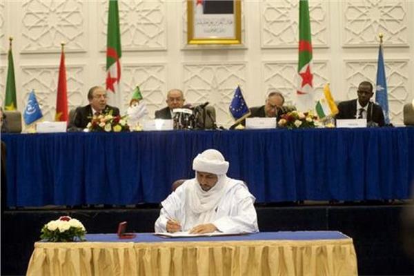 صورة أرشيفية لتوقيع اتفاق السلام