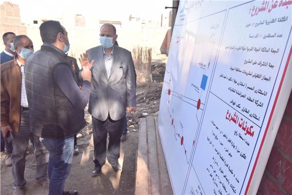 محافظ أسيوط يتابع تنفيذ مشروع صرف صحي قرية المطيعة 