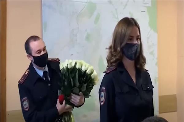 شرطية روسية تتلقى عرض زواج