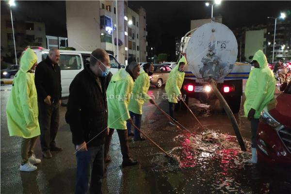  رئيس حي المناخ ببورسعيد يقود حملة لشفط مياه الأمطار