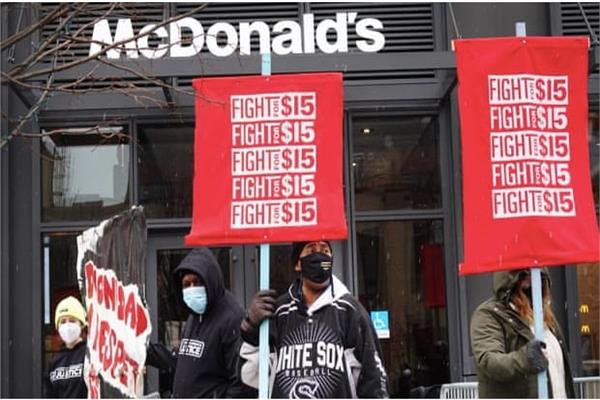 إضراب عمال 15 مدينة أمريكية لرفع الحد أدنى للأجور 