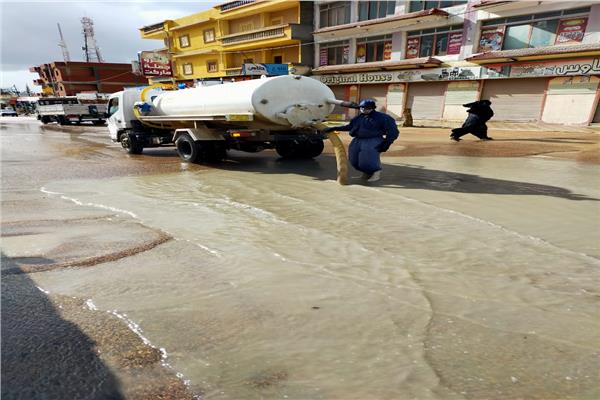  فرق الطواريء بسحب غرامات مياه الأمطار بمدن مطروح 