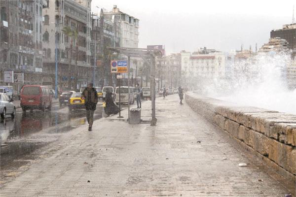 سوء حالة الطقس فى الاسكندرية أدى لارتفاع الأمواج لتصل الكورنيش 