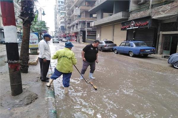 جهود مكثفة لسحب تجمعات الأمطار بشوارع الشرقية 
