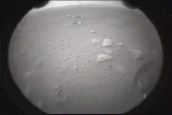 مركبة ناسا ترسل اولى صور خلال هبوطها على المريخ 