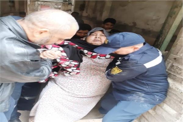 أمن القاهرة يستجيب لسيدة مسنة وينقلها للمستشفى 