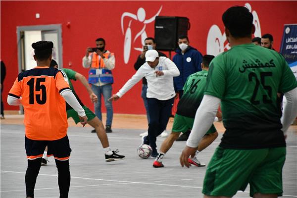 وزير الشباب يشارك في مباراة كرة قدم استعراضية