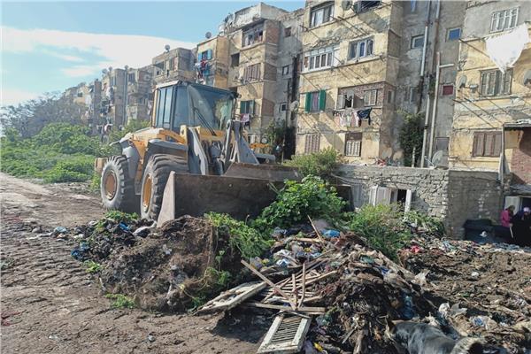 رفع  ١٤٣٠ طنا من القمامة استجابة لشكاوى أهالي غيط العنب بالإسكندرية  