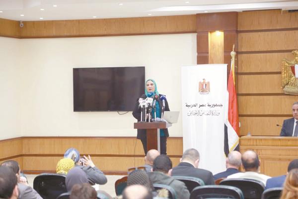وزيرة التضامن خلال اجتماعها مع ممثلى الجمعيات الأهلية