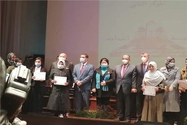 جامعة عين شمس تكرم المتميزين في مشروع محو الأمية 