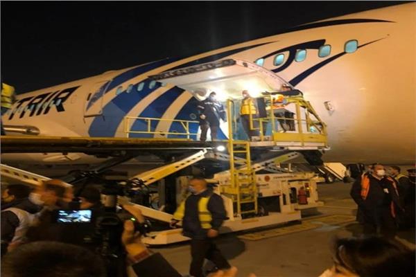 مطار القاهرة يشرف على نقل  شحنة لقاح كورونا