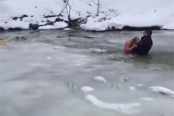 إخراج شخص غرق بمياه متجمدة في روسيا