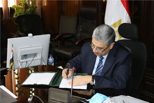  وزير الكهرباء والطاقة المتجددة د. محمد شاكر
