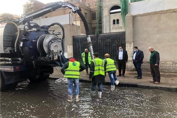 نائب محافظ القاهرة يتابع شفط مياه الأمطار