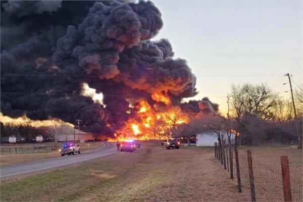 انفجار قطار يحمل بترولا بعد اصطدامه بشاحنة في تكساس 