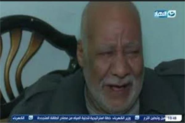 عجوز يجهش بالبكاء على الهواء بسبب قسوة أولاده