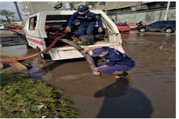 انتشار الخدمات المرورية وسيارات الحماية المدنية لمواجهة مياه الأمطار