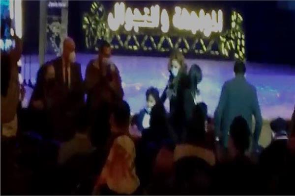 الطفل "محمد الشرقاوي" يسلم وزيرة الثقافة علم مصر