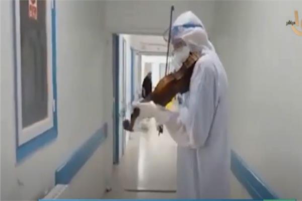 طبيب تونسي يعزف على الكمان
