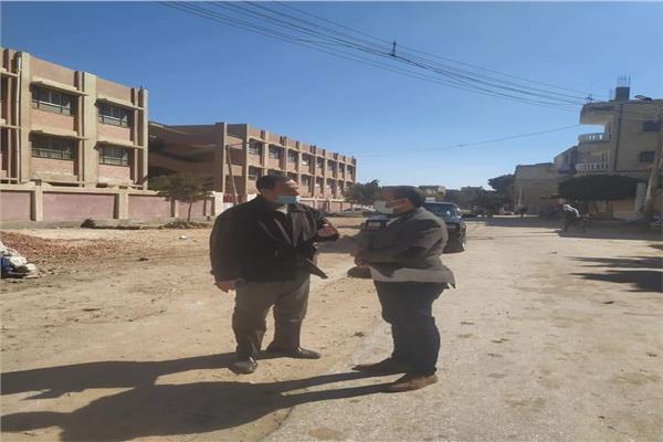 رئيس مدينة المنيا يتفقد شوارع قرية تلة