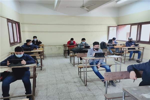 الطلاب أثناء أداء الامتحان