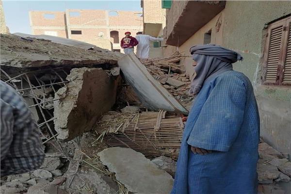 صور| انهيار منزل من طابقين في نجع حمادي 