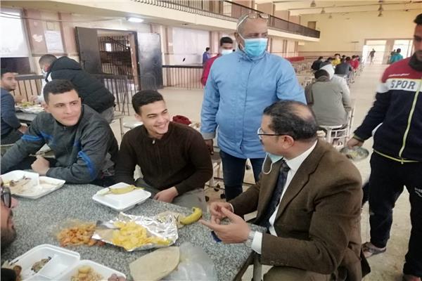 رئيس جامعة الأزهر يتناول الغداء وسط طلاب المدينة الجامعية بمدينة نصر