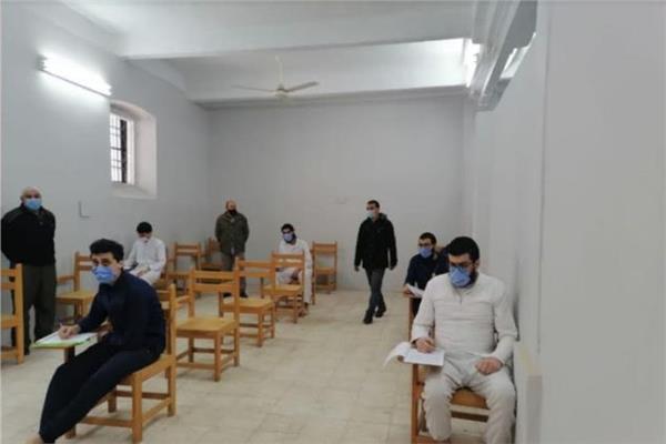 نزلاء السجون خلال أداء الامتحانات