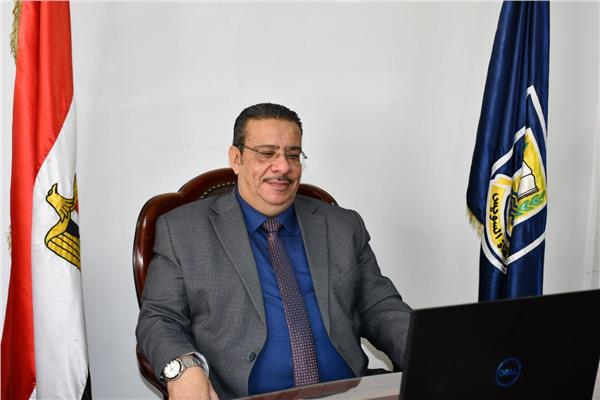 الدكتور أحمد زكى رئيس جامعة قناة السويس 