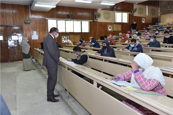 رئيس جامعة سوهاج يتابع سير الامتحانات