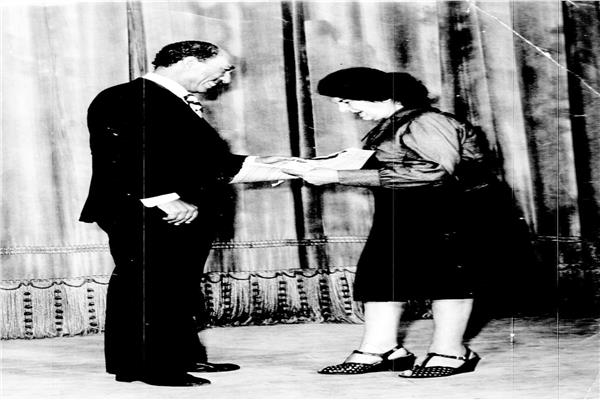الفنانة‭ ‬الراحلة‭ ‬زينات‭ ‬صدقى ‬أثناء‭ ‬تكريمها‭ ‬من‭ ‬الرئيس‭ ‬الراحل‭ ‬السادات‭ ‬عام ‭ ‬1976