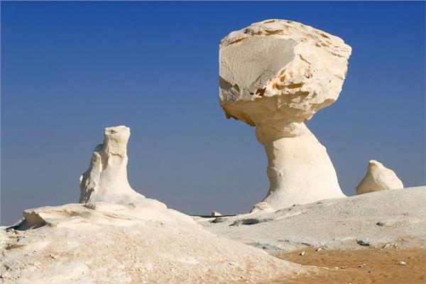 محمية الصحراء البيضاء شمال واحة الفرافرة