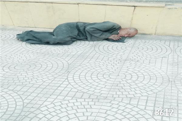 صورة للشيخ "علي" وهو ينام على رصيف محطة طهطا 