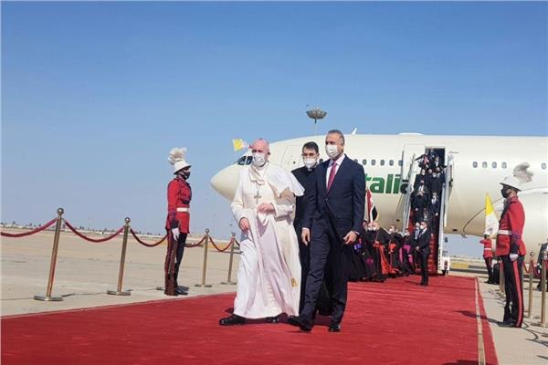 صورة من وصول البابا فرنسيس لمطار بغداد