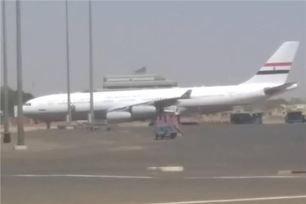 صورة من وصول طائرة الرئيس السيسي لمطار الخرطوم