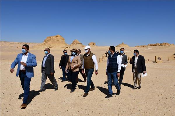 محافظ الفيوم ونائب وزير السياحة يتفقدان محمية وادي الريان 