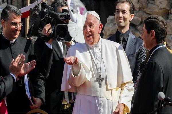 البابا فرنسيس يطلق حمامة سلام 