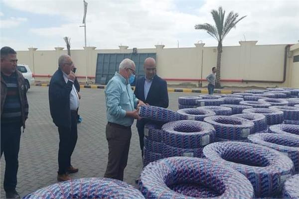 محافظ بورسعيد يتابع سير العمل والإنتاج بمصنع بيراميدز لإطارات السيارات 