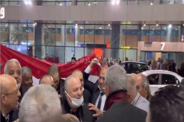 الجماهير تستقبل هاني أبوريدة بزفة بلدي في مطار القاهرة صور 