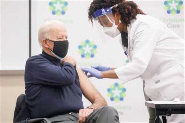 بايدن يتلقى التطعيم ضد فيروس كورونا