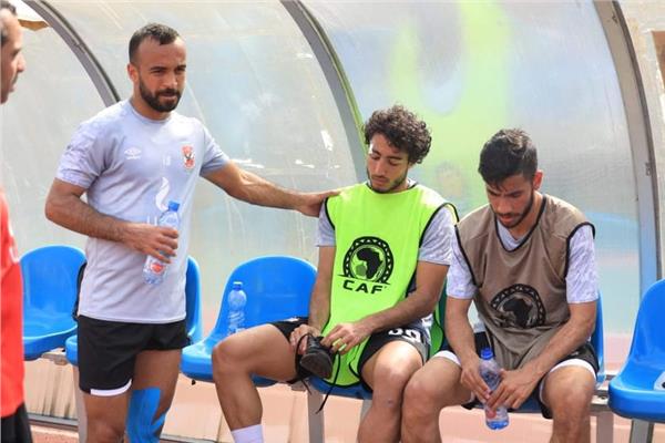 لاعبو الأهلي يطمئنون على حالة محمد هاني