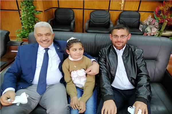 نائب رئيس جامعة الأزهر يستقبل الطفلة الفلسطينية النابغة سجى خِلَّة