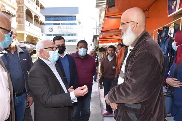 محافظ بورسعيد يتفقد أعمال رصف شارع كسرى ويلتقى بالمواطنين وأصحاب المحلات بالشارع .