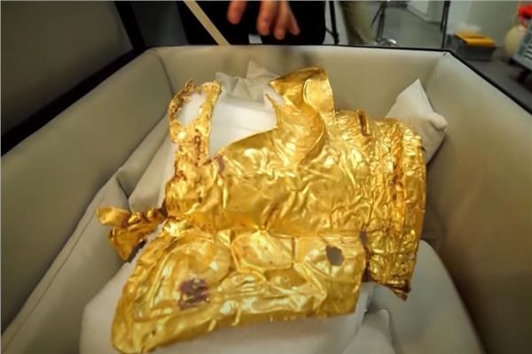 العثور على قناع ذهبي من بين 500 قطعة أثرية تعود إلى أكثـر من 3000 عام 