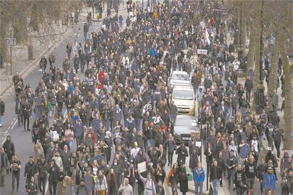 الآلاف يخرجون للتظاهر فى لندن 