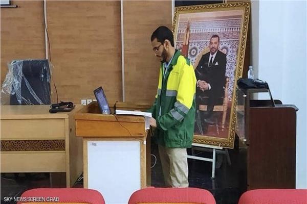 طالب مغربي يناقش رسالة الدكتوراه بزي عمال النظافة