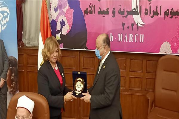 محافظ القاهرة يكرم عضويات مجلسي النواب والشيوخ