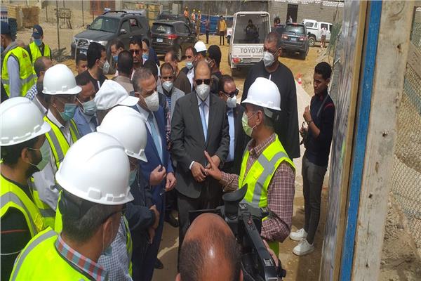  محافظ سوهاج يتفقد أعمال انشاء محطة مياه الصوامعة شرق المطورة بمركز اخميم